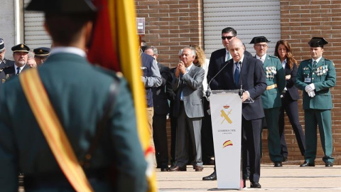 El ministro del Interior, Jorge Fernández Díaz, el pasado día 11 en la casa cuartel de la Guardia Civil en Sant Andreu de la Barca. /EFE