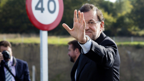 El presidente del Gobierno, Mariano Rajoy, tras asistir la puesta en servicio del tramo Gutín-Palas de Rei de la autovía A-54, en la provincia de Lugo. EFE/Eliseo Trigo