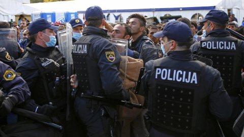 Agentes eslovenos montan un cordón policial en un paso fronterizo. - REUTERS