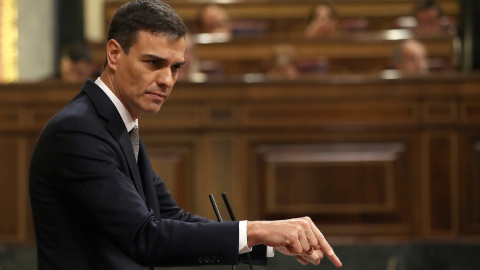 El secretario general del PSOE, Pedro Sánchez, durante su intervención desde la tribuna de oradores del hemiciclo, en la primera jornada de la moción de censura presentada por su partido contra el presidente del Gobierno, Mariano Rajoy. EFE