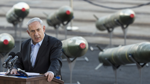 El primer ministro de Israel, Benjamin Netanyahu, en una rueda de prensa con varios misiles a su espalda. - AFP