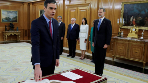 Pedro Sánchez promete su cargo de presidente del Gobierno ante el rey Felipe VI. /REUTERS