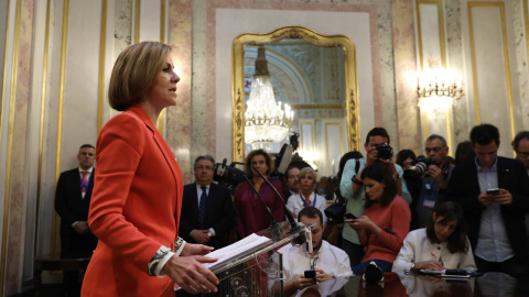 La secretaria general del PP y ministra de Defensa, Maria Dolores de Cospedal, hace unas declaraciones a los periodistas durante el debate de la moción de censura contra Mariano Rajoy. REUTERS/Susana Vera