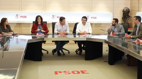 El presidente de la Comisión Gestora del PSOE, Javier Fernández (5i), acompañado por (de izda. a dcha.) Francesc Antich, María Jesús Serrano, María Dolores Padrón, Ascención Godoy, José Enrique Muñoz, Ricardo Cortés, Soraya Vega y Francisco