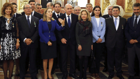 El ministro del Interior en funciones, Jorge Fernández Díaz (c), junto a la presidenta del Congreso, Ana Pastor (3-i), durante el acto de homenaje y entrega de condecoraciones de la Cámara Baja a la Policía Nacional con motivo de la celebra