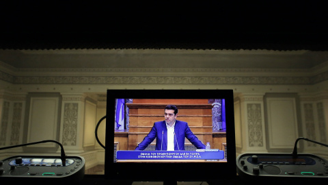 La imagen del primer ministro griego, Alexis Tsipras, en un monitor de una cabina de traduccióm simultánera, durante una reunión con los diputados de Syriza en el Parlamento heleno. REUTERS/Kostas Tsironis