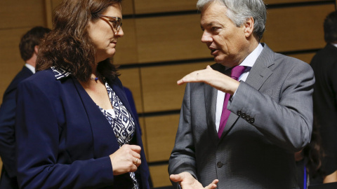 La comisaria europea de Comercio, Cecilia Malmström, conversa con el ministro de Exteriores belga, Didier Reynders, antes del inicio de la reunión del consejo de ministros de Comercio de la Unión Europea en Luxemburgo. EFE/Julien Warnand