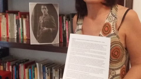 Isabel Cervera, ante la foto de su tío abuelo y con la denuncia que presenta este miércoles en la Embajada de Argentina en Madrid