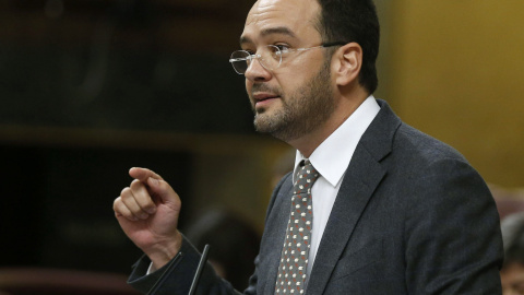 El portavoz del PSOE en el Congreso, Antonio Hernando, durante su intervención en el pleno del Congreso que ha aprobado los Presupuestos  para 2016. EFE/Paco Campos