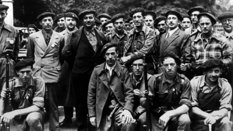 El jefe de los requetés, Manuel Fal Conde (3º izda, con chaqueta oscura), flanqueado por carlistas en Pamplona (Navarra) el 18 de julio de 1936. EFE