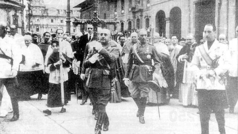 Franco entra en la Catedral de Oviedo con la Cruz de la Victoria en septiembre de 1942.