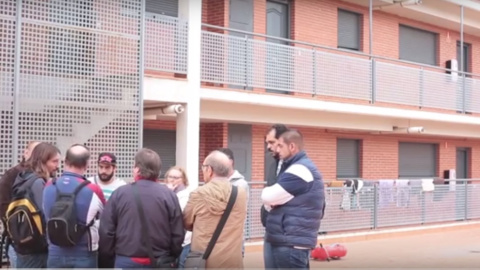 El concejal de Vivienda de Zaragoza, Pablo Híjar, con una de las familias afectadas por la amenaza de desalojo que este martes levantó la Sareb.