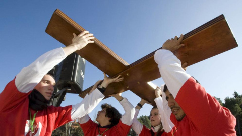 Un grupo de jóvenes de Madrid portan la Cruz de las Jornadas Mundiales de la Juventud. EFE