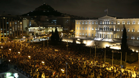 Miles de manifestantes llenan la la plaza Syntagma en Atenas. Reuters