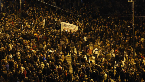 Miles de manifestantes llenan la la plaza Syntagma en Atenas. Reuters