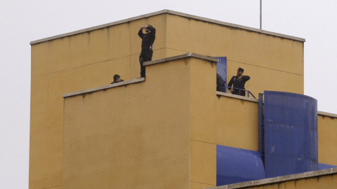 Efectivos de la Policía Nacional en la azotea del Centro de Internamiento de Extranjeros (CIE) de Aluche, en Madrid, donde anoche se concentraron unos cuarenta inmigrantes en protesta por su situación en el centro. EFE/Paco Campos