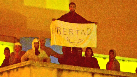 Internos amotinados del CIE de Aluche en Madrid mostrando una pancarta pidiendo "libertad".TWITTER/ @AlertaDesahucio