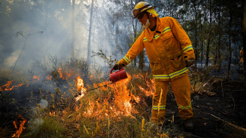 Un bombero trata de apagar unas llamas en uno de los incendios de Australlia./ REUTERS