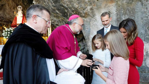 Jesús Sanz Montes saluda a la princesa Leonor junto a los reyes en el santuario de Covadonga. /EFE