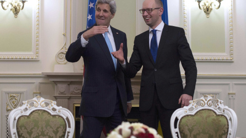 El secretario de Estado de EEUU, John Kerry, junto al primer ministro ucraniano, Arseniy Yatsenyuk. - REUTERS