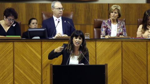 La portavoz de Podemos, Teresa Rodríguez, durante su intervención en la segunda sesión del debate sobre el estado de la Comunidad, el primero que se celebra en Andalucía con la participación de cinco grupos parlamentarios. EFE/José Manuel V