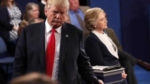 El candidato republicano a la presidencia de Estados Unidos, Donald Trump y la candidata demócrata, Hillary Clinton, en un momento durante el segundo debate de la campaña presidencial. REUTERS/Jim Young