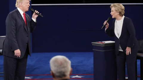 El candidato republicano a la presidencia de Estados Unidos, Donald Trump y la candidata demócrata, Hillary Clinton, durante el segundo debate de la campaña. REUTERS/Jim Young