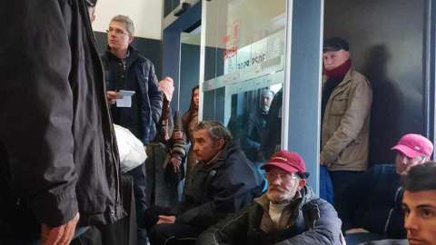 Algunos de las personas convocadas por Hogar Social en la sede central del PSOE en la calle Ferraz de Madrid. (PÚBLICO)