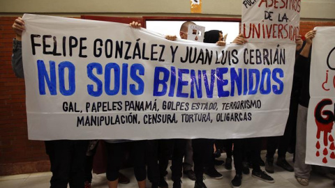 Estudiantes de la UAM protestan contra Felipe González / EFE