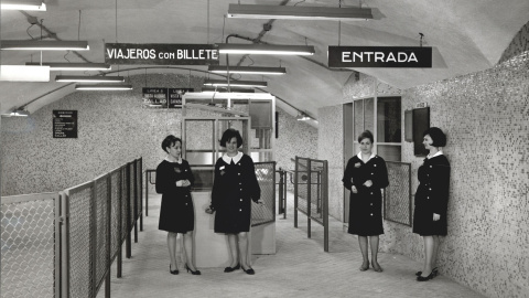 Agentes de taquilla y revisión en la madrileña estación de Vista Alegre, 1969. Fuente: Archivo fotográfico de Metro de Madrid, donada a memoriademadrid.es. Cedida por el autor para este reportaje.