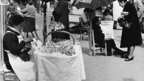 Puestecillos en la plaza de Tirso de Molina (Madrid), 1962. Autor: Gerardo Vielba. Cedida por el autor para este reportaje.