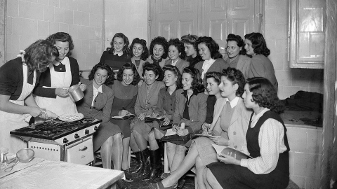 Clase de cocina de la Sección Femenina en la Barcelona de Posguerra. Fondo Merletti del IEFC. Cedidas por el autor para este artículo.