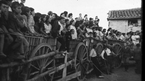 Plaza de toros hecha con carretas en Torremocha, con motivo de las fiestas del pueblo (años 40). Autor: Stos. Yubero, fuente: Archivo Regional de la CAM. Cedida por el autor para este reportaje.