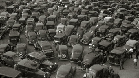 Autos estacionados fuera de la plaza de toros de Txofre en una tarde de corrida, 1944. Autor: Pascual Marín, fuente: Kutxa Fototeka. Cedida por el autor para este reportaje.