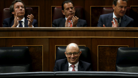 El ministro de Hacienda, Cristóbal Montoro, recibe los aplausos de los diputados del PP tras la aprobación definitiva en el Congreso de los Prespuestos para 2016. REUTERS/Juan Medina