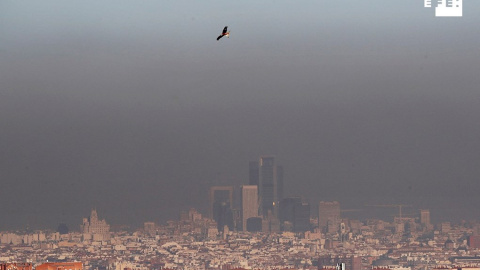 Capa de contaminación sobre la ciudad de Madrid vista desde la localidad de Getafe. EFE/Juan Carlos Hidalgo