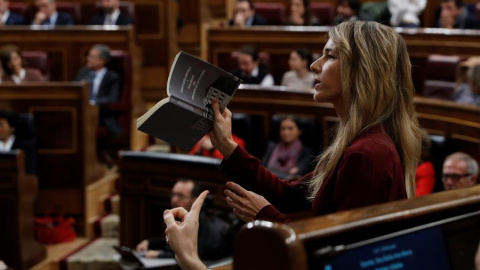 La portavoz del PP, Cayetana Alvarez de Toledo, esgrime la Constitución y el Reglamento del Congreso este domingo en la segunda jornada del debate de investidura de Pedro Sánchez como presidente del Gobierno. EFE/Juan Carlos Hidalgo