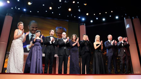 El director de la Berlinale, Dieter Kosslick (d), y la presentadora Anke Engelke (i) aplauden junto a los miembros del jurado, desde la izquierda, Audrey Tautou, Daniel Bruehl, Matthew Weiner, Claudia Llosa, Bong Joon-ho, Martha de Laurenti