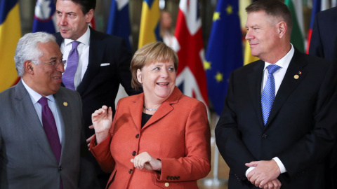 Costa, con Merkel y el presidente rumano, Klaus Iohannis. REUTERS/Yves Herman