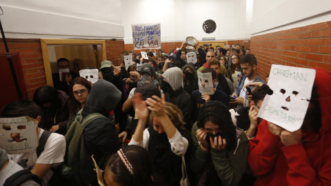 Unos 200 jóvenes  taponan desde dentro la puerta de la facultad de derecho de la Universidad Autónoma de Madrid, para impedir la entrada al expresidente del Gobierno Felipe González, que tenía previsto dar una conferencia junto al president