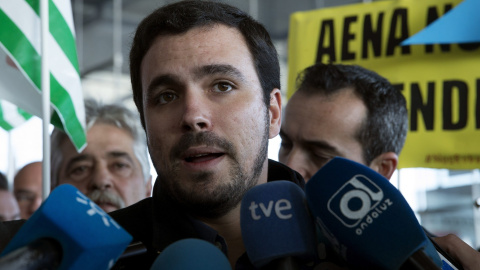 El candidato de Izquierda Unida a la Presidencia del Gobierno, Alberto Garzón, realiza unas declaraciones tras participar en una concentración de trabajadores de Aena en Málaga. EFE/Jorge Zapata