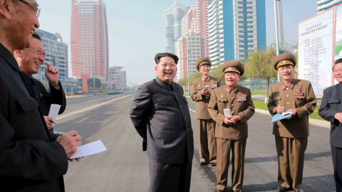 El líder norcoreano Kim Jong Un inspecciona la calle terminada Científicos Mirae./ ( KCNA ) en Pyongyang. REUTERS