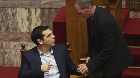 Alexis Tsipras, primer ministro griego, y su titular de Finanzas, Yanis Varoufakis, en el Parlamento griego. - REUTERS