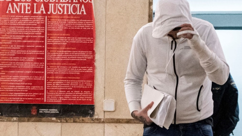 09/01/2020.- El joven de 19 años detenido por presunta violación junto a seis menores de edad a una menor en Palma, sale este jueves en libertad provisional. / EFE - CATI CLADERA