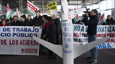 Concentración de los trabajadores del aeropuerto de Málaga contra la privatización de AENA, en la que ha participado el candidato de Izquierda Unida a la Presidencia del Gobierno, Alberto Garzón . EFE/Jorge Zapata