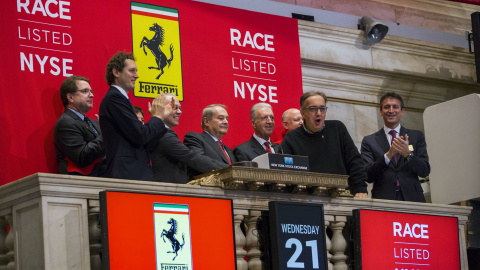 El presidente de Ferrari, Sergio Marchionne, toca la campana para el comienzo de la sesión en el balcón de la bolsa de Wall Street.. REUTERS/Lucas Jackson