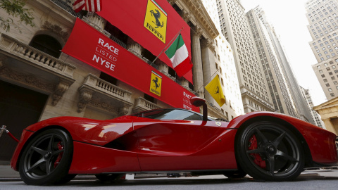 Un deportivo de Ferrari aparcado frente a la sede de la Bolsa de Nuevas York (NYSE), al lado de Wall Street. REUTERS/Lucas Jackson