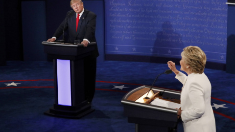 Los candidatos a la presidencia de Estados Unidos, Donald Trump y Hilary Clinton durante el tercer y último debate electoral. REUTERS/Mark Ralston