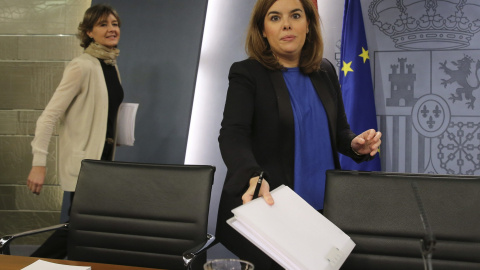 La vicepresidenta del Gobierno, Soraya Saénz de Santamaría, durante la rueda de prensa que ha ofrecido posterior al Consejo de Ministros. EFE/Ballesteros