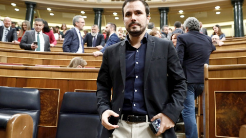 El líder de Izquierda Unida, Alberto Garzón, a su llegada a su escaño en el Congreso de los Diputados, donde este martes se celebra la tercera jornada del debate de investidura de Pedro Sánchez como presidente del Gobierno.